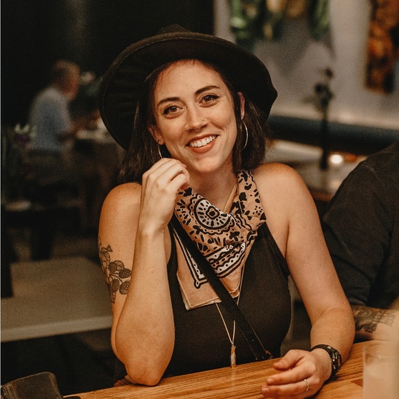 Meet your Posher, Caroline - Picture 1 of 1